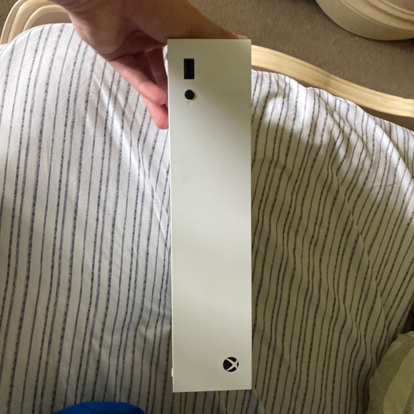 Xbox seris s with controllers - Picture 2 of 3